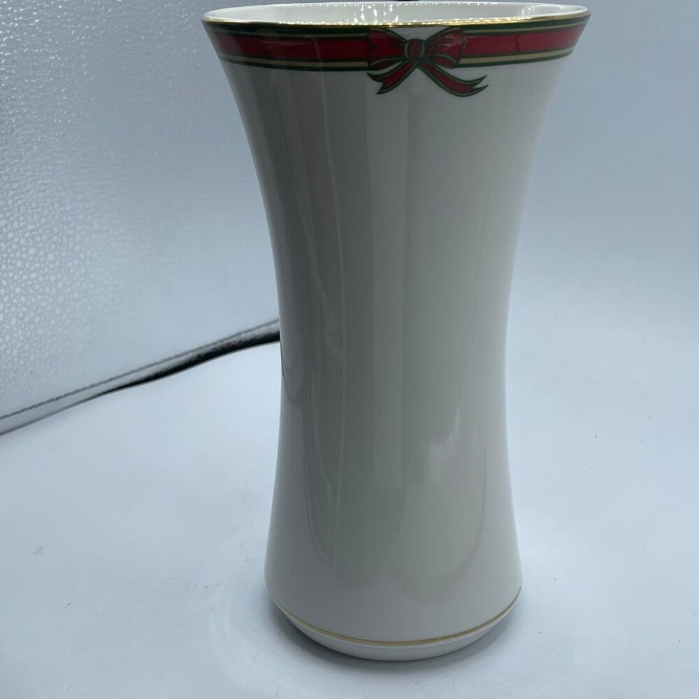 Royal Doulton English Porcelain “Ribbon” 1986 vase